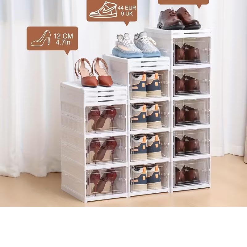 Tacones de 12 cm y zapatillas de la talla 44 dentro de las cajas